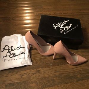 LITERALLY brand new Alice and Olivia pumps!